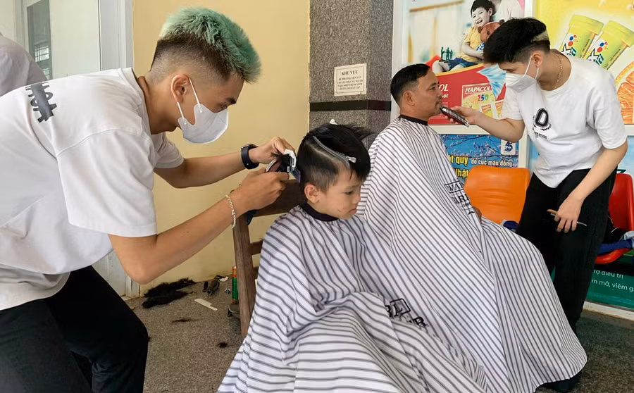 Các nhân viên của Salon tóc C.K Barber House cắt tóc miễn phí cho bệnh nhi và người nhà tại Bệnh viện Nhi tỉnh. Ảnh: N.N