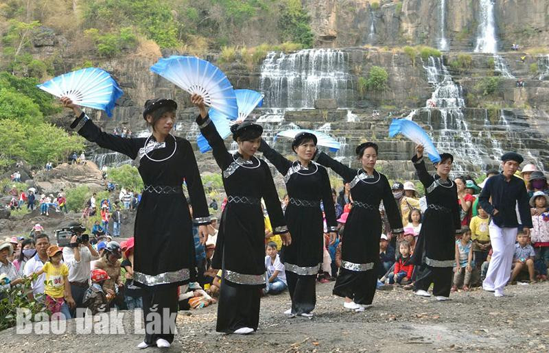 Ngày hội Xòe Chiêng bên thác Pongour.