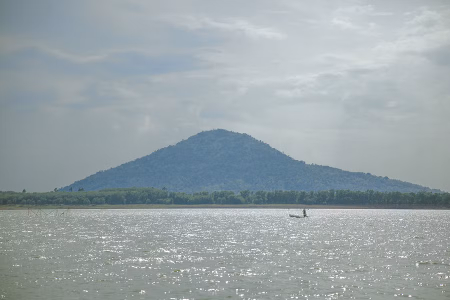 Hồ thủy điện Thác Mơ lung linh trong ánh nắng. Ảnh: Tấn Đạt