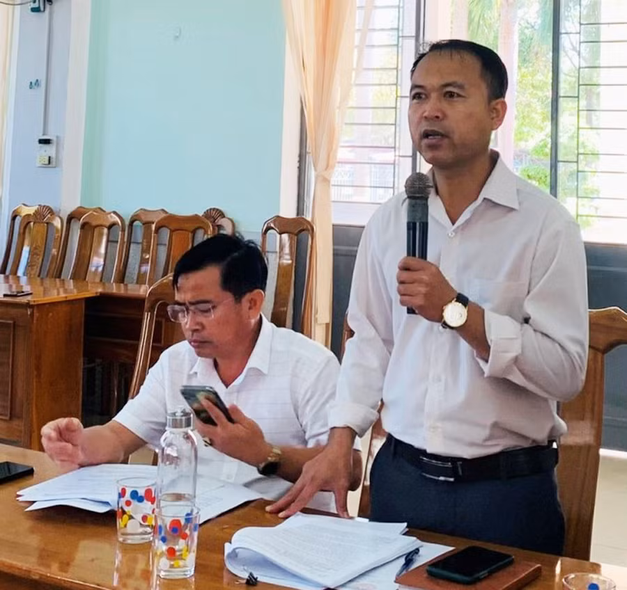 Đại biểu xã Ia Lâu (huyện Chư Prông) tham gia ý kiến đóng góp tại hội nghị lấy ý kiến Nhân dân góp ý vào dự thảo Luật Đất đai (sửa đổi). Ảnh: Phượng Hồng