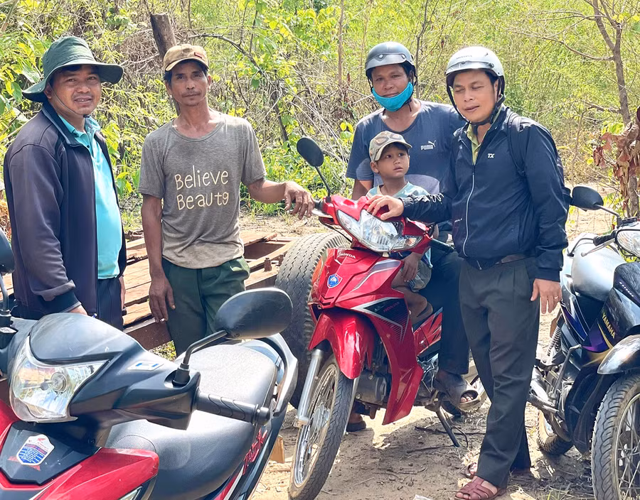 Cán bộ kiểm lâm và thành viên tổ nhận khoán quản lý bảo vệ rừng tham gia tuần tra, kiểm soát khu vực rừng giao khoán. Ảnh: Minh Phương