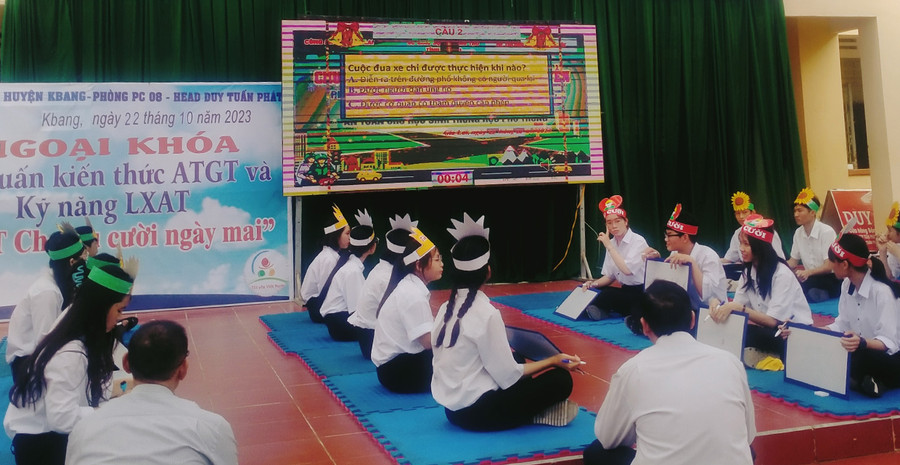 Các em học sinh tham gia phần thi trả lời các câu hỏi về Luật Giao thông đường bộ, Luật an ninh mạng... Ảnh: Hồng Hạnh Các em học sinh tham gia phần thi trả lời các câu hỏi về Luật Giao thông đường bộ, Luật an ninh mạng... Ảnh: Hồng Hạnh