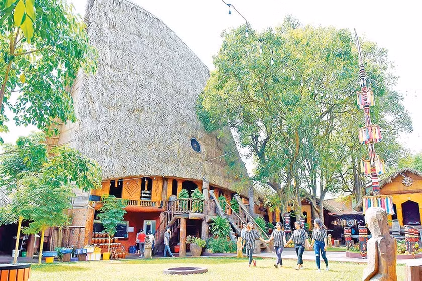 Không gian đậm chất Tây Nguyên của nhà hàng Tơ Nưng (xã Biển Hồ, TP. Pleiku). Ảnh: Đ.T Không gian đậm chất Tây Nguyên của nhà hàng Tơ Nưng (xã Biển Hồ, TP. Pleiku). Ảnh: Đ.T