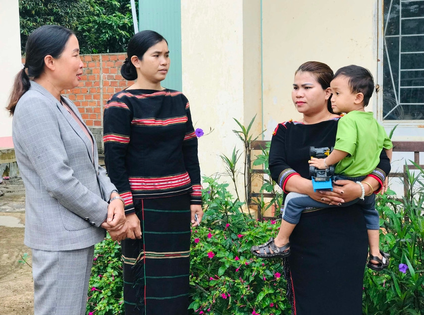 Cán bộ Hội Liên hiệp phụ nữ xã Chư Á (TP. Pleiku) xuống làng Mơ Nú tuyên truyền về nạn tảo hôn và hôn nhân cận huyết thống. Ảnh: Trần Dung Cán bộ Hội Liên hiệp phụ nữ xã Chư Á (TP. Pleiku) xuống làng Mơ Nú tuyên truyền về nạn tảo hôn và hôn nhân cận huyết thống. Ảnh: Trần Dung