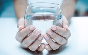 Uống lượng nước lọc vừa đủ sẽ giúp giấc ngủ tốt hơn vào thời điểm thời tiết oi nóng. Ảnh: Nhật Minh Uống lượng nước lọc vừa đủ sẽ giúp giấc ngủ tốt hơn vào thời điểm thời tiết oi nóng. Ảnh: Nhật Minh