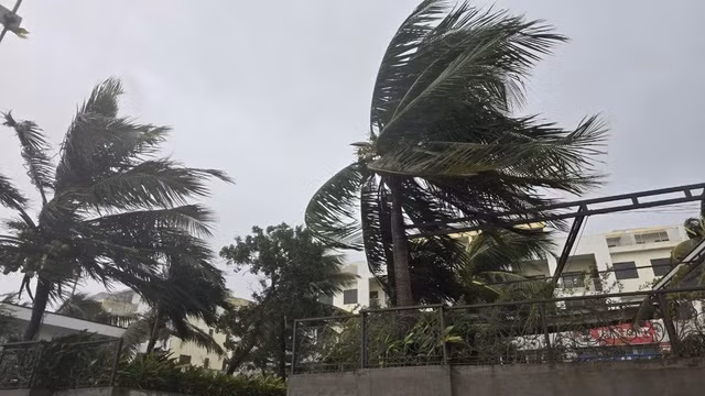 Bão đang quần thảo tại Quảng Ninh