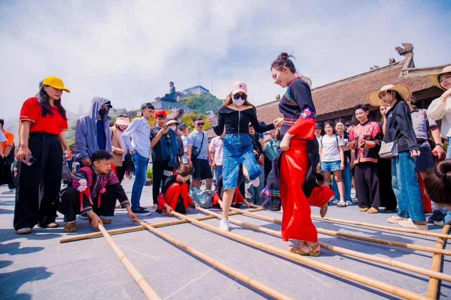 Các trò chơi dân gian đặc trưng vùng Tây Bắc được tổ chức khắp mọi nẻo đường lên đỉnh Fansipan Các trò chơi dân gian đặc trưng vùng Tây Bắc được tổ chức khắp mọi nẻo đường lên đỉnh Fansipan