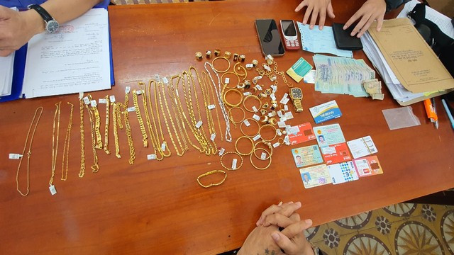 Công an thu giữ tang vật vụ án