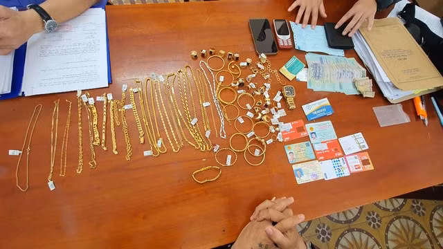 Công an thu giữ tang vật vụ án