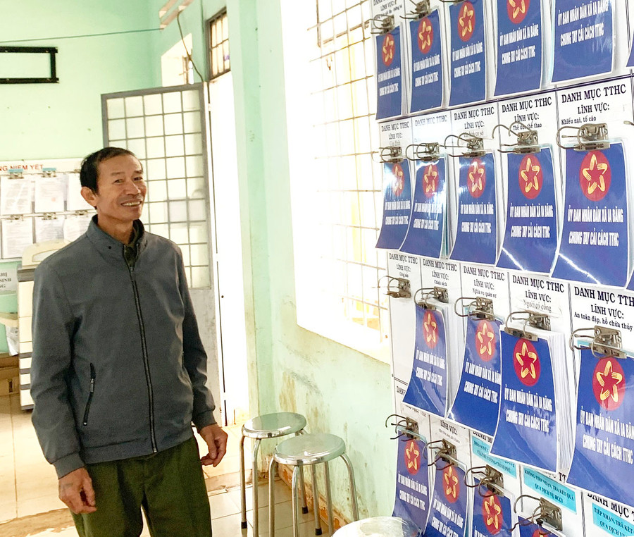 Tại bộ phận một cửa UBND xã Ia Băng các thủ tục hành chính được niêm yết, công khai để người dân nắm bắt, thực hiện. Ảnh: R.H