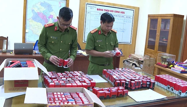 Lực lượng Công an tỉnh Phú Thọ kiểm tra các con dấu giả bị thu giữ. Ảnh: CÔNG AN NHÂN DÂN