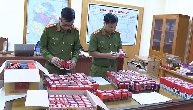 Lực lượng Công an tỉnh Phú Thọ kiểm tra các con dấu giả bị thu giữ. Ảnh: CÔNG AN NHÂN DÂN