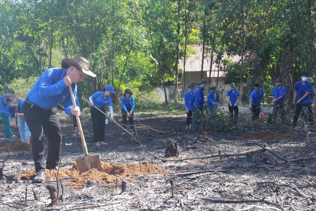 Bí thư Đoàn xã Châu Tiến với công trình vườn dược liệu thanh niên. Bí thư Đoàn xã Châu Tiến với công trình vườn dược liệu thanh niên.