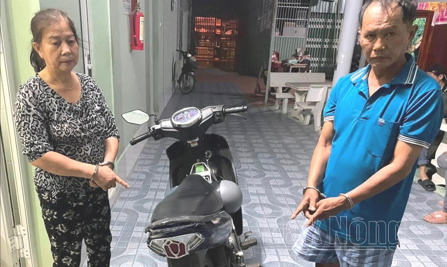 Đối tượng Nguyễn Văn Thình (SN 1966), trú tại huyện Cần Đước, tỉnh Long An và Đặng Thị Thu Yến (SN 1967), trú thị xã Phú Mỹ, tỉnh Bà Rịa - Vũng Tàu khi bị bắt cùng chiếc xe máy gây án Đối tượng Nguyễn Văn Thình (SN 1966), trú tại huyện Cần Đước, tỉnh Long An và Đặng Thị Thu Yến (SN 1967), trú thị xã Phú Mỹ, tỉnh Bà Rịa - Vũng Tàu khi bị bắt cùng chiếc xe máy gây án