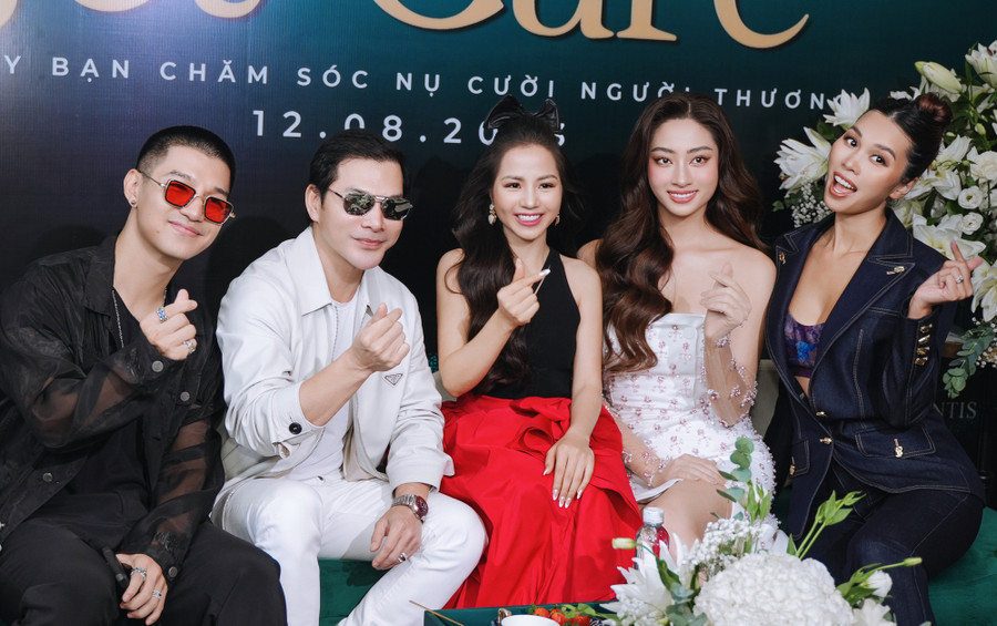 Trần Bảo Sơn diện trang phục trẻ trung chụp ảnh cùng Cường Seven, Lương Thùy Linh và Hà Anh. Nam diễn viên từng gây chú ý khi xác nhận có người mới sau một lần đổ vỡ. Đến tháng 4.2023, anh thông báo đã chia tay bạn gái cách đây 2 năm. Ảnh: BTC