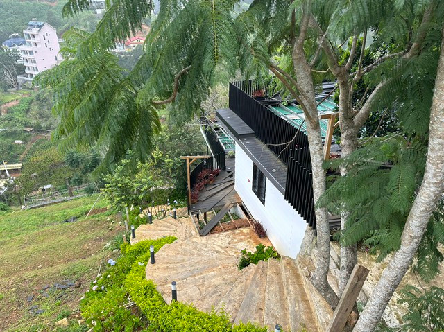 Đà Lạt: Cưỡng chế tháo dỡ cụm công trình nhà hàng, nhà nghỉ vi phạm xây dựng - Ảnh 4. Công trình xây dựng trên vị trí có nguy cơ sạt lở cao. Ảnh: LV