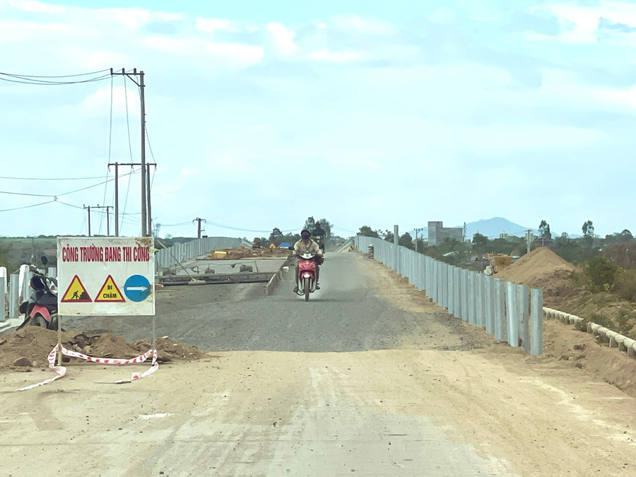 Cầu bắc qua sông Ayun kết nối xã Ia Yeng với thị trấn Phú Thiện giúp việc vận chuyển nông sản của người dân được thuận lợi hơn. Ảnh: M.P