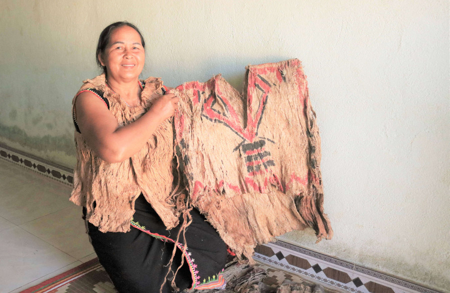 Các trang phục được làm từ vỏ thân cây hmúa và gdua nên rất chắc chắn. Ảnh: MV Các trang phục được làm từ vỏ thân cây hmúa và gdua nên rất chắc chắn. Ảnh: MV