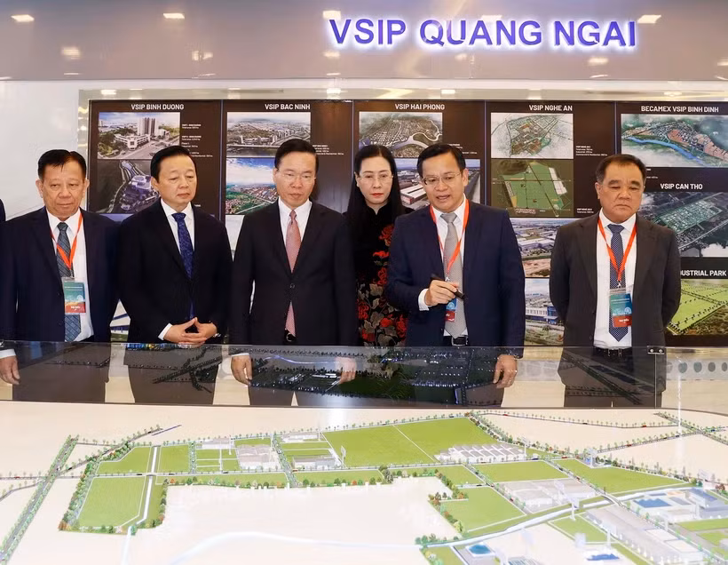 Chủ tịch nước Võ Văn Thưởng xem trưng bày tại Lễ Kỷ niệm. (Ảnh: Thống Nhất/TTXVN)