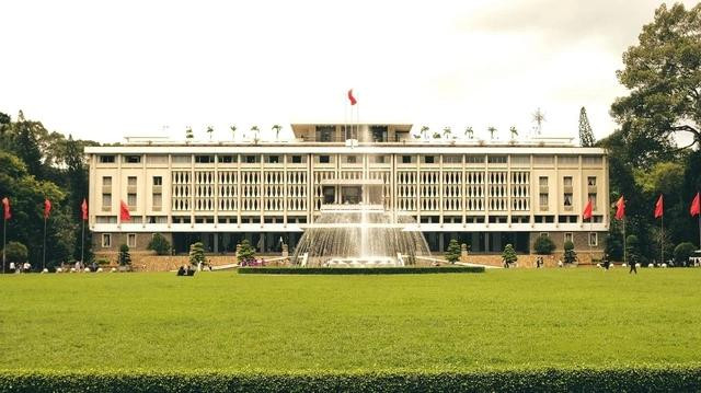 Hội trường Thống nhất là một địa điểm &quot;check-in&quot; lý tưởng, thu hút đông đảo giới trẻ. ẢNH: NHÃ THANH