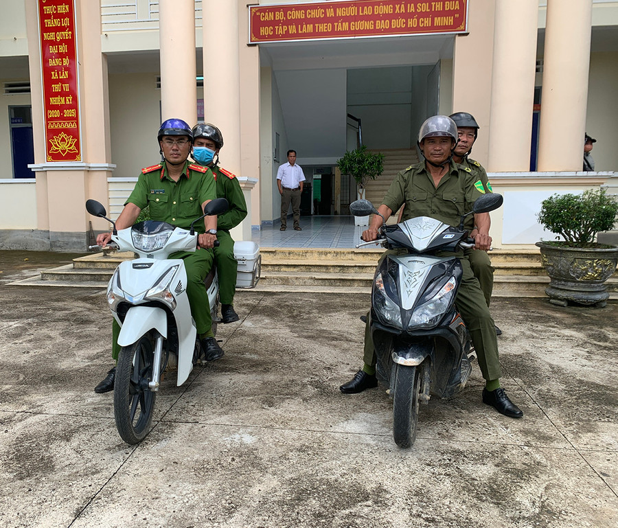 Công an xã Ia Sol phối hợp với Công an viên các thôn tuần tra kiểm soát địa bàn. Ảnh: R'Ô HOK Công an xã Ia Sol phối hợp với Công an viên các thôn tuần tra kiểm soát địa bàn. Ảnh: R'Ô HOK