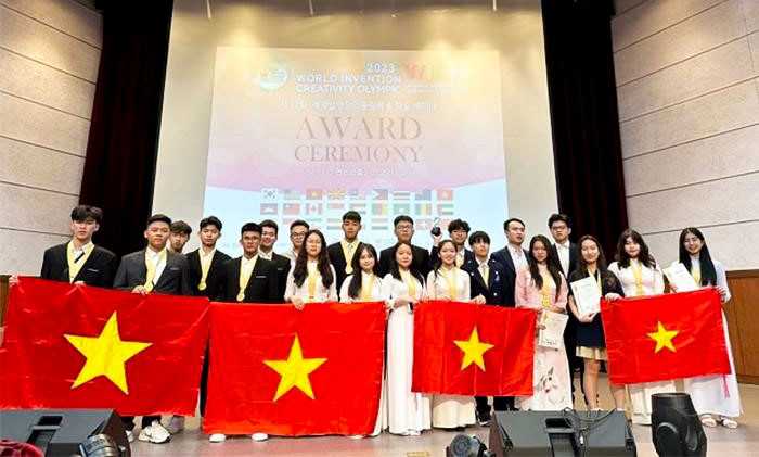 Lê Đỗ Mỹ Duyên (ngoài cùng bên phải) cùng đoàn Việt Nam tại cuộc thi Lê Đỗ Mỹ Duyên (ngoài cùng bên phải) cùng đoàn Việt Nam tại cuộc thi