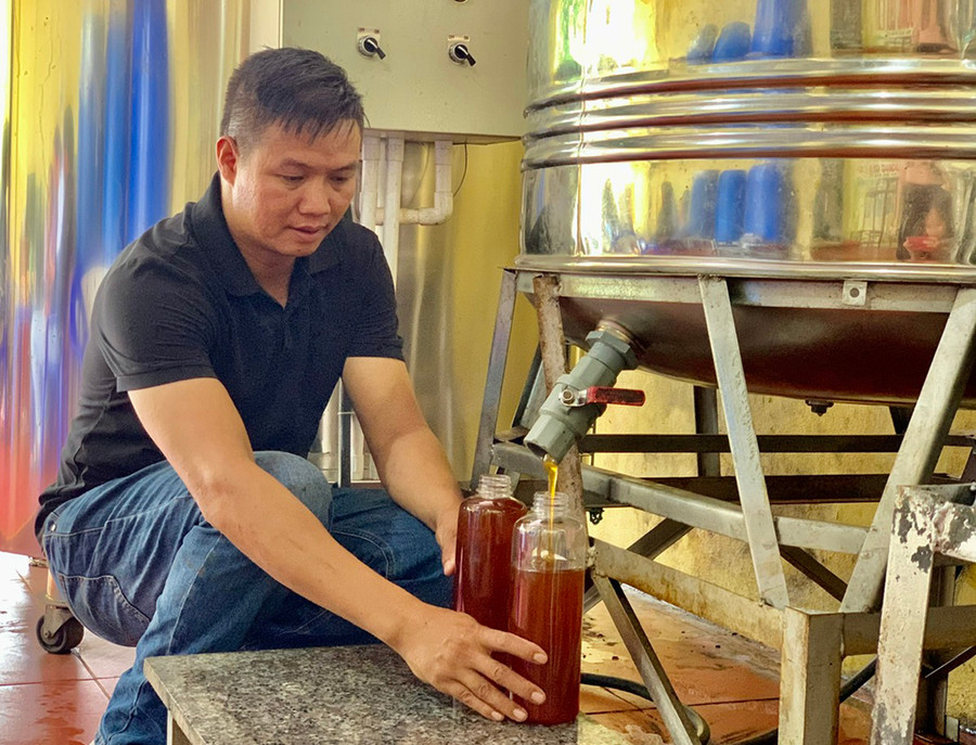 Sau khi chế biến bằng máy lọc và máy hạ thuỷ phần, mật ong của anh Cường đặc hơn, bảo quản lâu hơn. Ảnh: Nhật Hào Sau khi chế biến bằng máy lọc và máy hạ thuỷ phần, mật ong của anh Cường đặc hơn, bảo quản lâu hơn. Ảnh: Nhật Hào