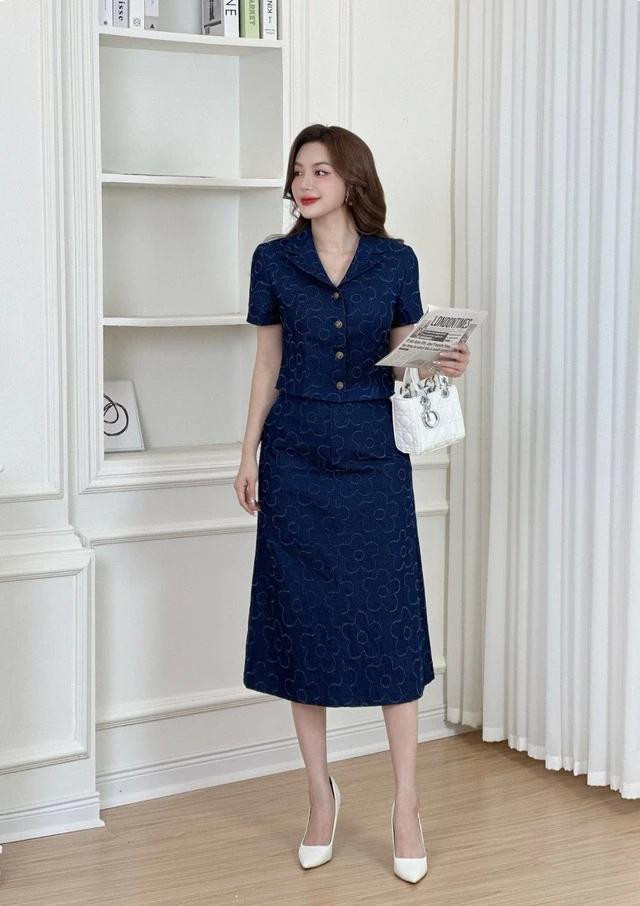 Thiết kế dáng áo lửng tinh tế, vừa vặn khoe khéo vòng eo thon gọn. Phối cùng chân váy xòe mềm mại, tạo sự thoải mái và tự do trong từng bước đi. Họa tiết hoa nổi trên nền denim không chỉ mang lại sự trẻ trung mà còn thể hiện vẻ phá cách. Set đồ là lựa chọn hoàn hảo cho những buổi dạo phố, cà phê hay những đêm hẹn hò lãng mạn Thiết kế dáng áo lửng tinh tế, vừa vặn khoe khéo vòng eo thon gọn. Phối cùng chân váy xòe mềm mại, tạo sự thoải mái và tự do trong từng bước đi. Họa tiết hoa nổi trên nền denim không chỉ mang lại sự trẻ trung mà còn thể hiện vẻ phá cách. Set đồ là lựa chọn hoàn hảo cho những buổi dạo phố, cà phê hay những đêm hẹn hò lãng mạn