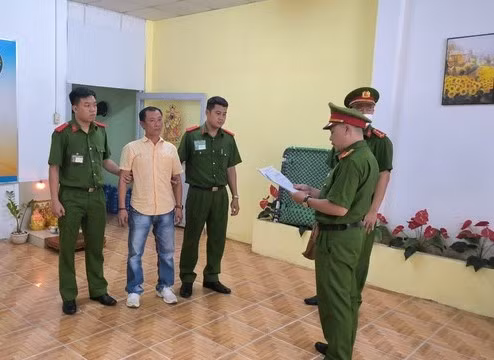 Công an đọc lệnh bắt Hải "3 mắt"