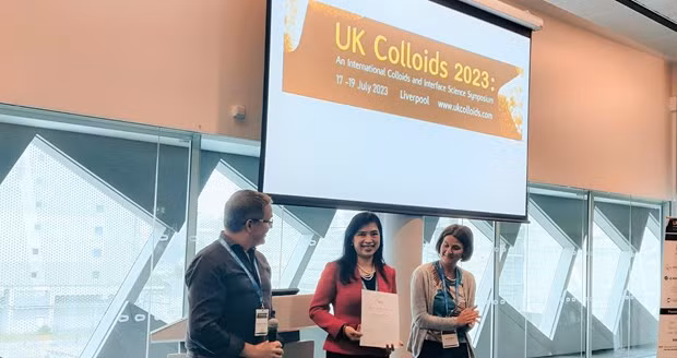 Giáo sư Nguyễn Thị Kim Thanh nhận giải thưởng Thomas Graham 2023 của Liên hiệp SCI/RSC. (Ảnh: TTXVN phát)