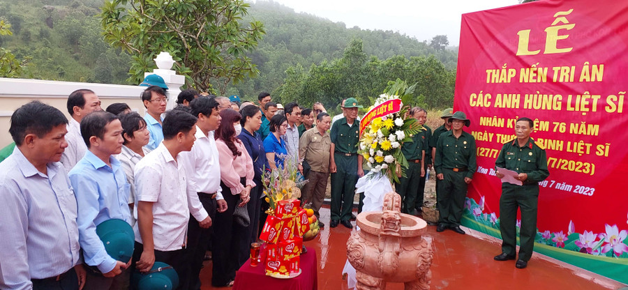 Cán bộ, đảng viên, nhân dân thành phố Kon Tum tri ân anh hùng liệt sĩ. Ảnh: HL Cán bộ, đảng viên, nhân dân thành phố Kon Tum tri ân anh hùng liệt sĩ. Ảnh: HL