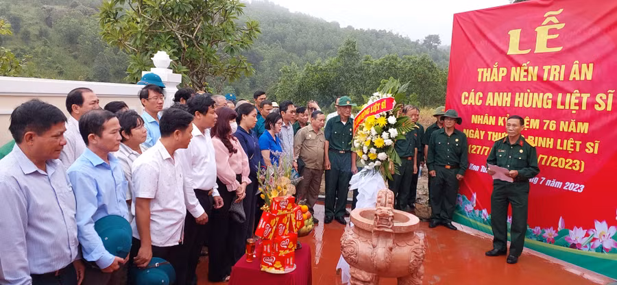 Cán bộ, đảng viên, nhân dân thành phố Kon Tum tri ân anh hùng liệt sĩ. Ảnh: HL