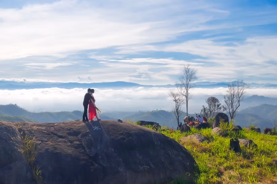 Núi Chư Hreng nằm phía nam TP.Kon Tum (Kon Tum), được xem như nóc nhà của phố núi.