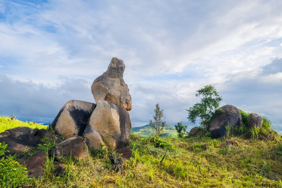 Trên đỉnh núi có quần thể đá tự nhiên &quot;lộ thiên&quot; xếp một cách đẹp mắt khiến du khách mê mẩn.
