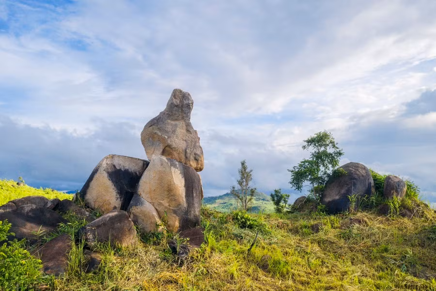 Trên đỉnh núi có quần thể đá tự nhiên "lộ thiên" xếp một cách đẹp mắt khiến du khách mê mẩn.