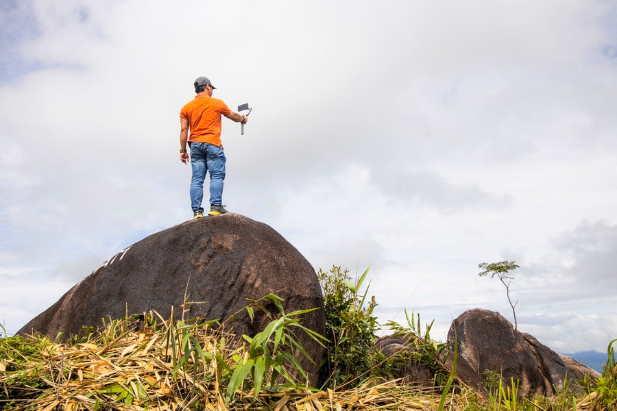 Sáng sớm trên đỉnh núi Chư Hreng là thời điểm lý tưởng để săn mây.
