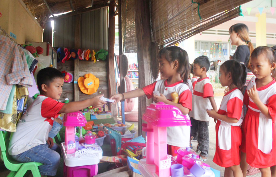 Học sinh Trường Mẫu giáo xã Ia Yeng trải nghiệm mua sắm tại gian hàng chợ quê. Ảnh: V.C