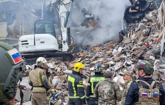 Lực lượng chức năng tại hiện trường. Ảnh: Sputnik Lực lượng chức năng tại hiện trường. Ảnh: Sputnik