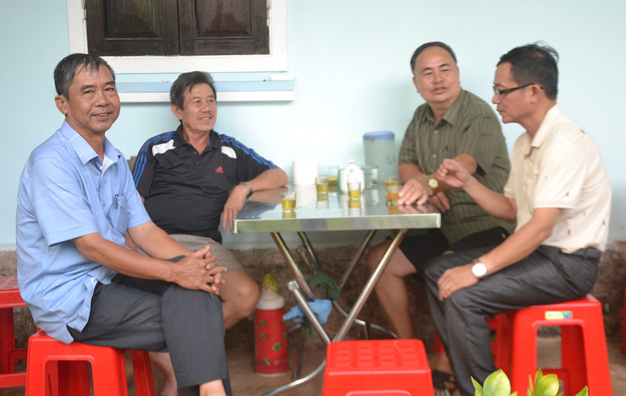 Ông Hoàng Văn Nhâm (bìa trái) trò chuyện với người dân về việc nâng cấp vỉa hè, lề đường tổ dân phố 4. Ảnh: H.C Ông Hoàng Văn Nhâm (bìa trái) trò chuyện với người dân về việc nâng cấp vỉa hè, lề đường tổ dân phố 4. Ảnh: H.C