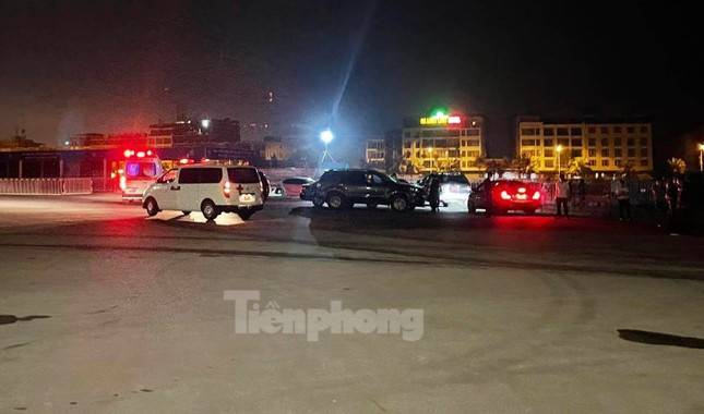 Thi thể của 2 nạn nhân được chở tới Bệnh viện Bãi Cháy, TP. Hạ Long, Quảng Ninh.