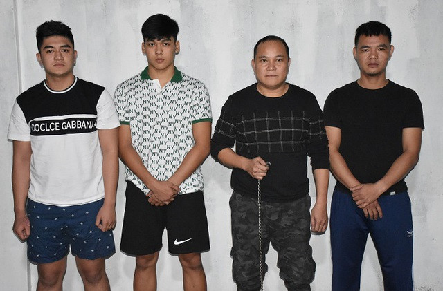 Võ Ngọc Thạch (cầm dây xích) và 3 đối tượng bị tạm giữ hình sự về hành vi “gây rối trật tự công cộng” Ảnh: Công an Quảng Nam