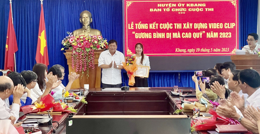 Trao giải nhất cho tác phẩm “Thầy giáo tâm huyết với mái trường bán trú vùng sâu” của tác giả Trần Thị Kim Hòa. Ảnh: Hồng Hạnh