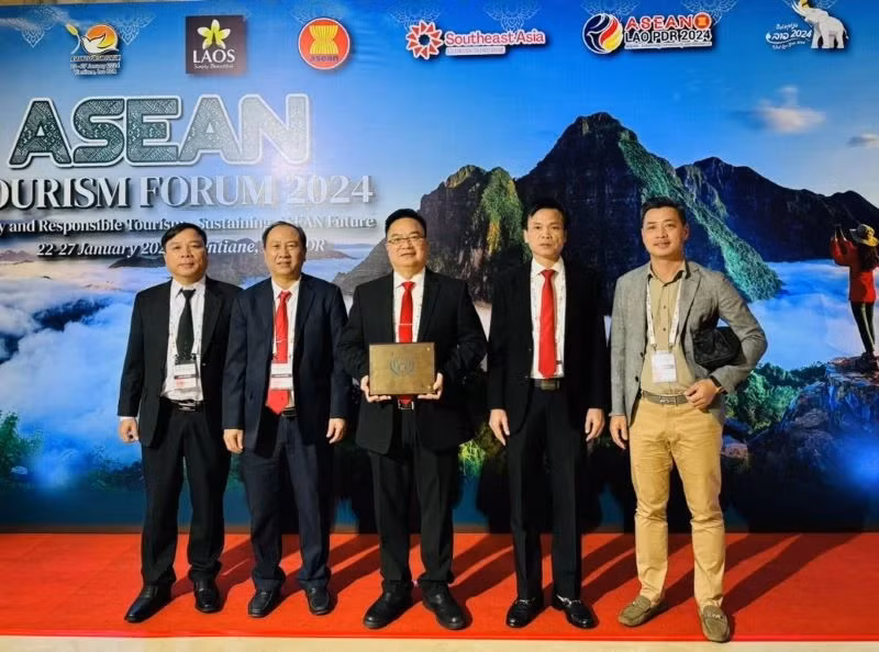 Ông Hoàng Vũ Thảnh (đứng giữa), Chủ tịch Ủy ban nhân dân thành phố Vũng Tàu nhận giải tại thủ đô Vientiane, Lào.