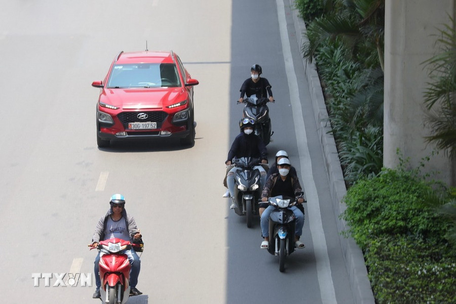 Thủ đô Hà Nội có mây, đêm không mưa, ngày nắng nóng. Nhiệt độ thấp nhất từ 24-26 độ C. Nhiệt độ cao nhất từ 35-36 độ C, có nơi trên 36 độ C. (Ảnh: Hoàng Hiếu/TTXVN) Thủ đô Hà Nội có mây, đêm không mưa, ngày nắng nóng. Nhiệt độ thấp nhất từ 24-26 độ C. Nhiệt độ cao nhất từ 35-36 độ C, có nơi trên 36 độ C. (Ảnh: Hoàng Hiếu/TTXVN)