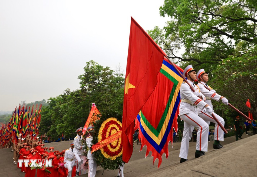 Đoàn hành lễ lên đỉnh Nghĩa Lĩnh linh thiêng. (Ảnh: Nhật Anh/TTXVN) Đoàn hành lễ lên đỉnh Nghĩa Lĩnh linh thiêng. (Ảnh: Nhật Anh/TTXVN)