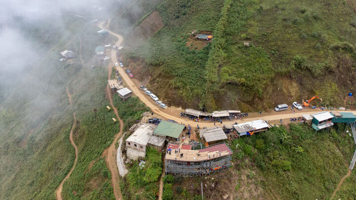 Đường đi Tà Xùa khá nguy hiểm với đường núi cao. Đường đi Tà Xùa khá nguy hiểm với đường núi cao.