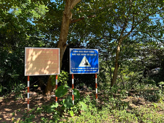 Buôn Ma Thuột đề nghị Công ty Trung Nguyên sớm triển khai dự án - Ảnh 2. Dự án xây dựng bờ kè chưa được triển khai nên chính quyền địa phương lắp bảng cảnh báo sạt lở