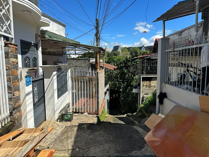 Buôn Ma Thuột đề nghị Công ty Trung Nguyên sớm triển khai dự án - Ảnh 3. Người dân sống trong khu vực có nguy cơ sạt lở