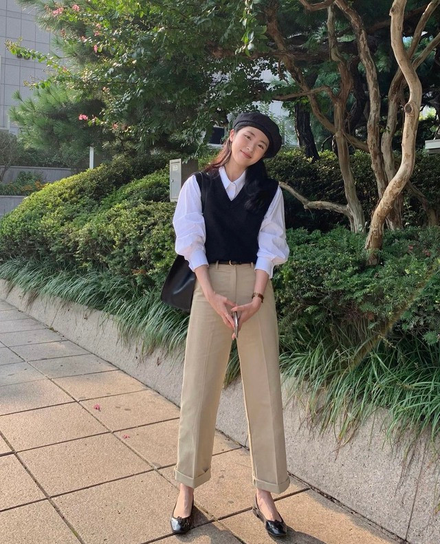 Giày búp bê mang đậm vẻ ngoài nữ tính và ngọt ngào. Dù có thiết kế không quá cầu kỳ nhưng chúng vẫn giúp tổng thể set trang phục trở nên yểu điệu và duyên dáng vô cùng. Hơn nữa với chất liệu da mềm mại cùng phom dáng ôm sát đôi chân nhưng không bó chặt, giày búp bê mang lại sự thư giãn và cảm giác nhẹ tênh cho người diện