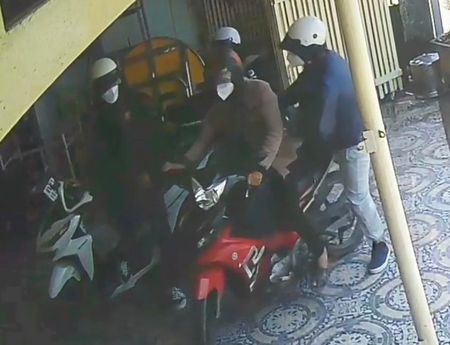 Camera ghi lại nhóm 4 đối tượng cướp tiệm vàng ở Bình Dương